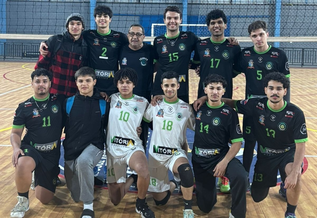 Apesar do frio, Voleibol Masculino de Itapetininga vence Alambari por 3 sets a 2 em amistoso