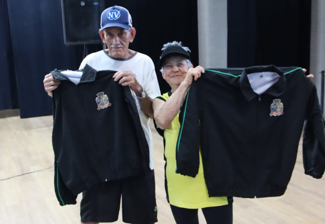 Delegação de Itapetininga do JOMI recebe uniforme para o campeonato que será realizado em Cerquilho