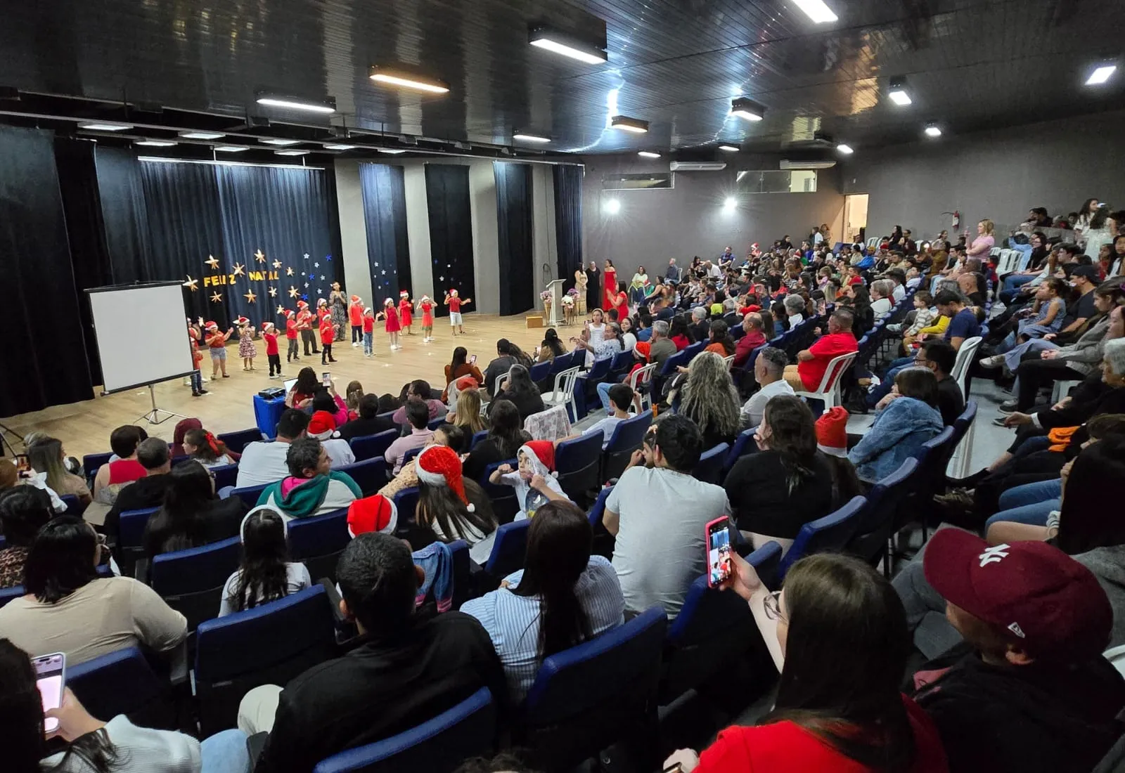 Sarau de Natal promovido pela EMEIF “Profª Zilá de Freitas Marão” emociona público no Auditório Municipal Alcides Rossi