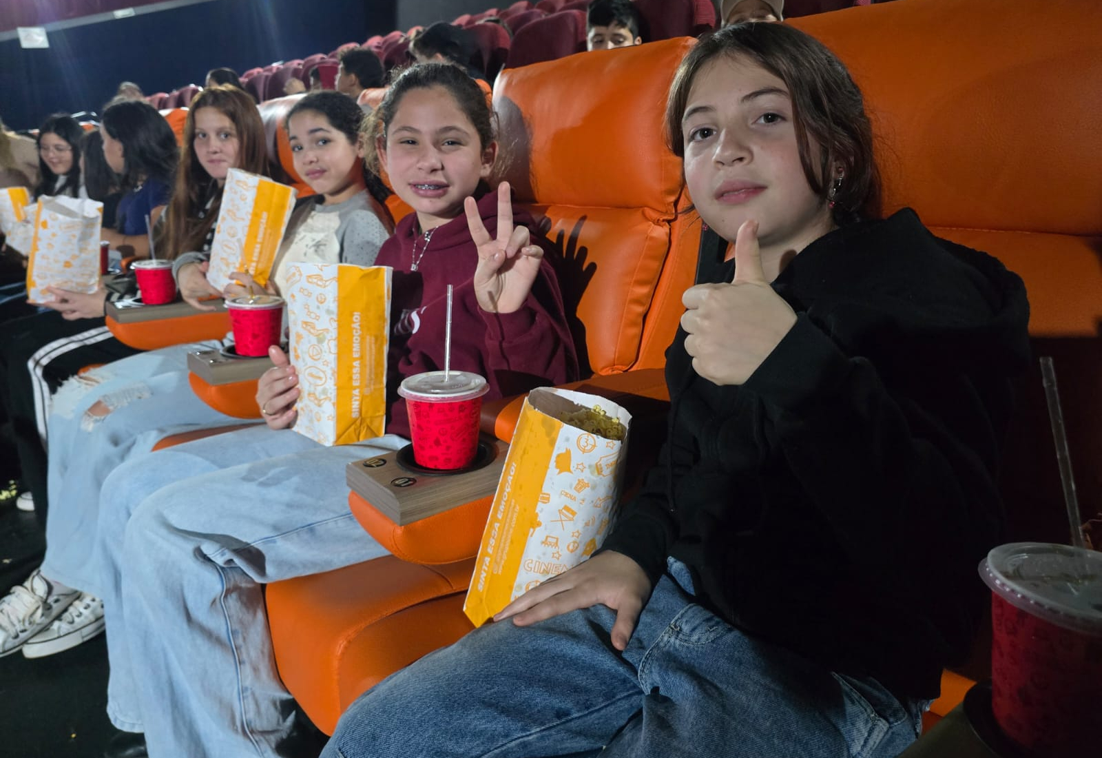 Alunos da EMEIF Bairro do Retiro vivem um dia de aprendizado e diversão em passeio cultural ao cinema