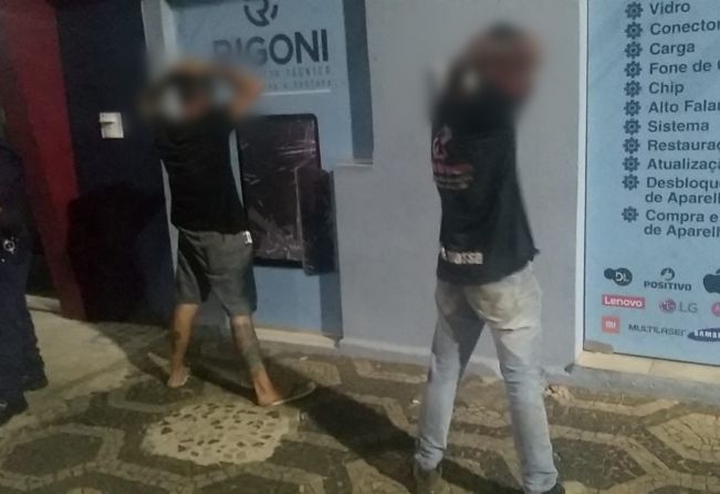 Guarda Civil Municipal prendem suspeitos após invadir e furtar loja de roupas no centro 