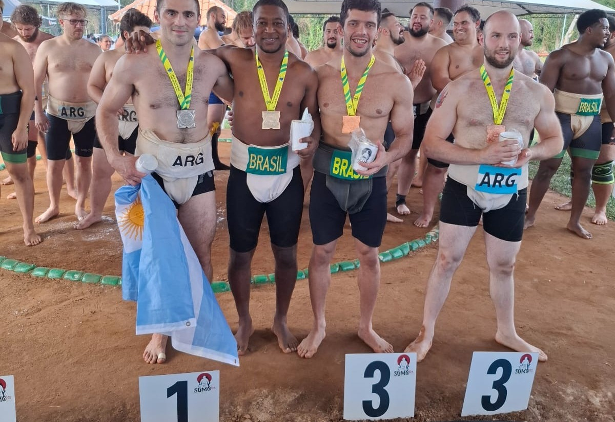 Delegação de Sumô de Itapetininga sobe ao pódio durante campeonatos no Rio Grande do Sul que reuniu atletas de 6 países