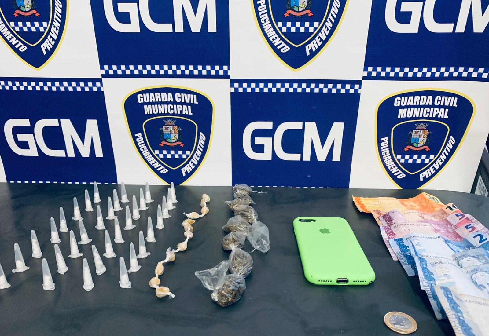 Dupla é detida pela GCM por tráfico de drogas na vila Arruda com mais de 50 porções de entorpecentes