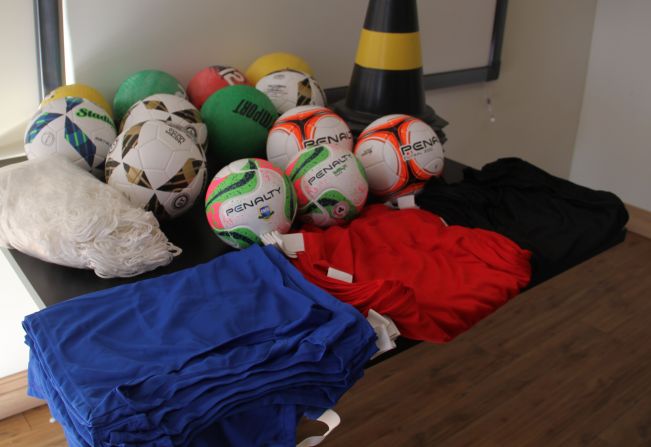 Secretaria de Esporte faz doação de material para o projeto “Resgate Futsal”