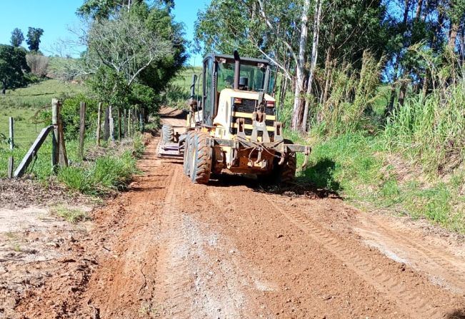 Serviço de nivelamento é realizado na estrada do Bairro Canta Galo em Itapetininga