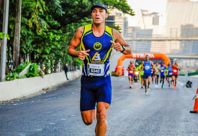 Atleta Itapetiningano da equipe ADS Rio Branco participa da Live Run XP, em São Paulo