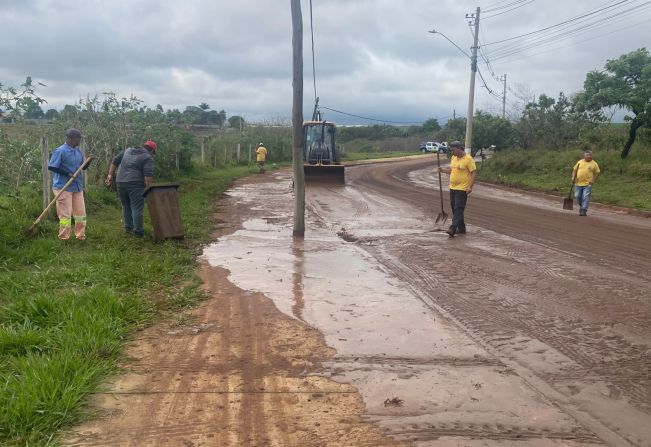 Chuva espalha lama na rua de acesso ao Vale San Fernando. Secretaria de Serviços realiza limpeza da via