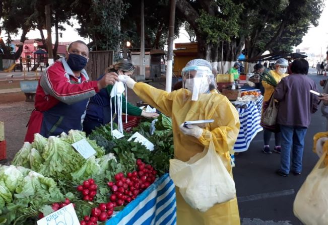 Ação de orientação em saúde na feira livre aponta maior conscientização à Covid 19