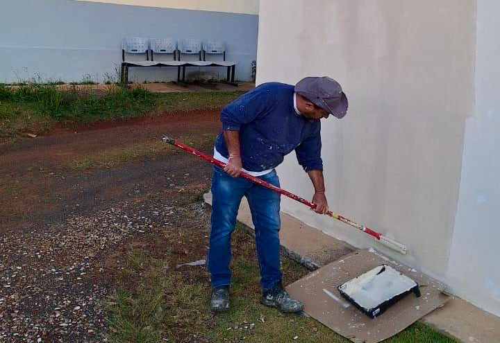 Secretaria de Serviços Públicos realiza pintura na Policlínica