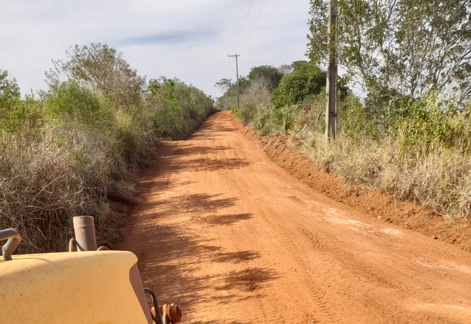 Serviço de nivelamento é realizado no Assentamento próximo à Escola Agrícola