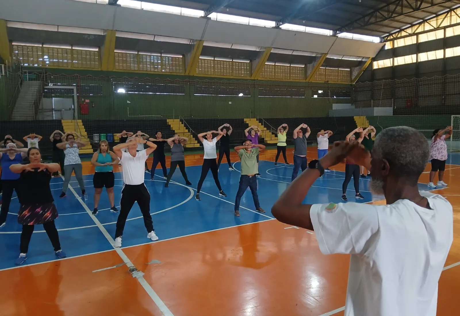 Aula de Práticas de Atividades Corporais lota a quadra do Ginásio Municipal “Ayrton Senna da Silva” em Itapetininga