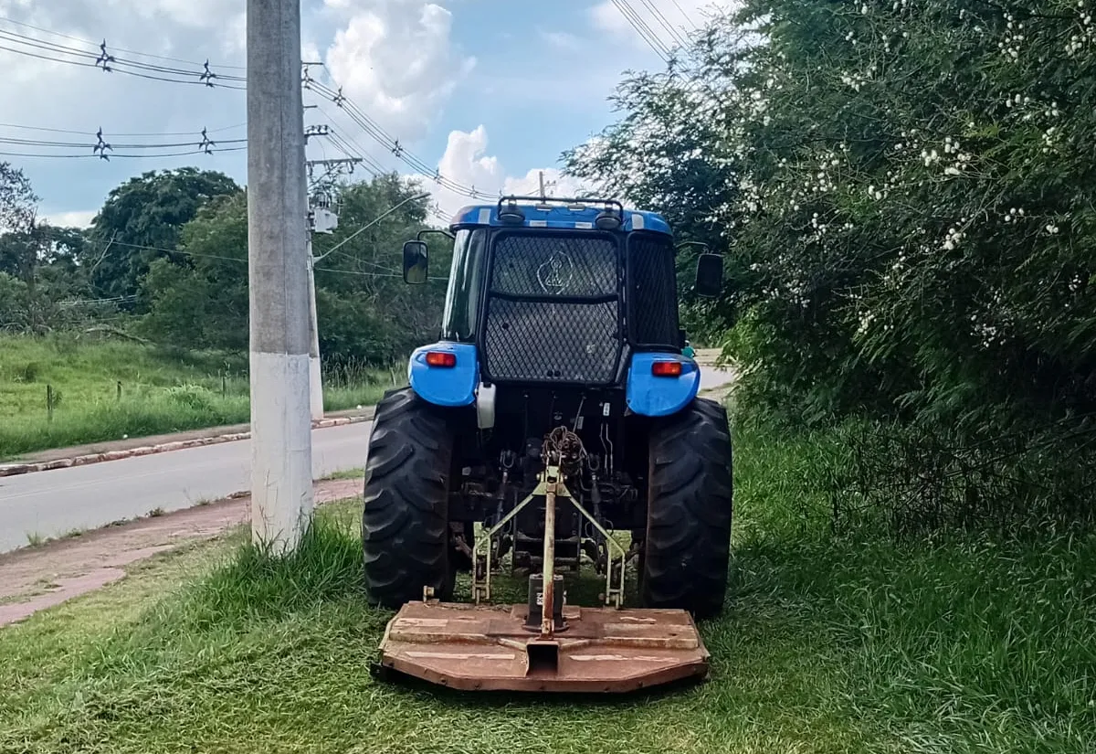 Secretaria de Serviços Públicos realiza roçada e nivelamento em diferentes regiões de Itapetininga