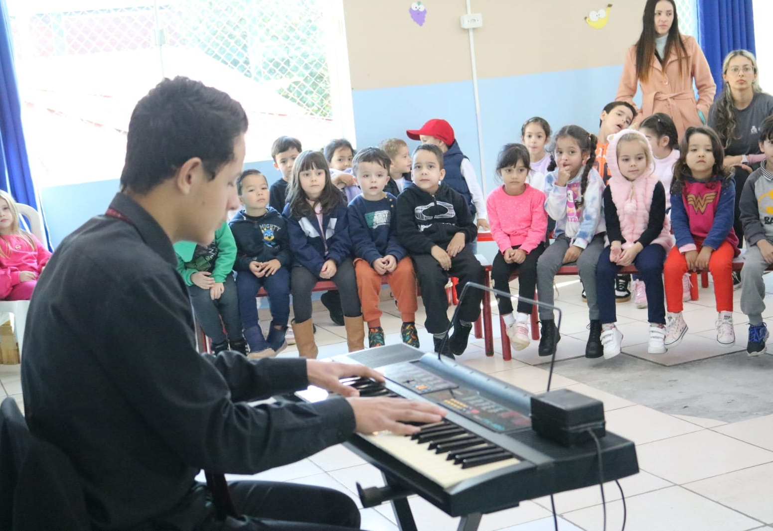 EMEI Prefeito Luís Antonio Di Fiori Fiores Costa utiliza música clássica em atividade para crianças