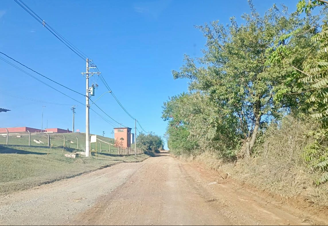 Prefeitura de Itapetininga realiza nivelamento em estrada no Distrito do Rechã