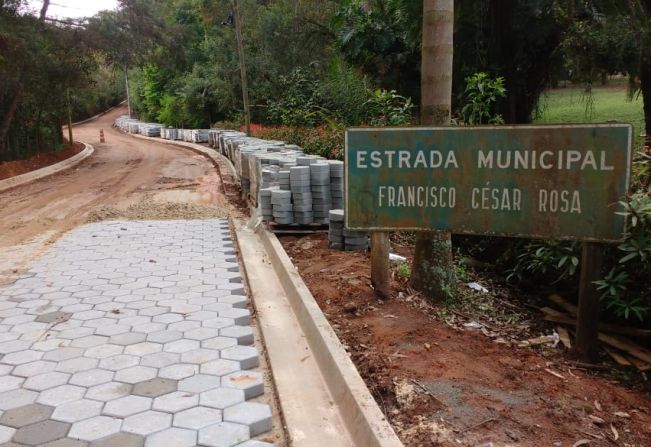 Prefeitura faz colocação de lajotas em Estrada Municipal na Vila Sotemo