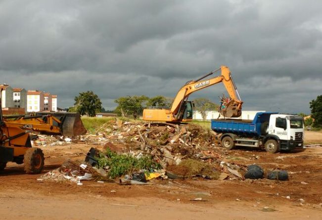 Secretaria de Obras e Serviços realiza, novamente, a limpeza de área na vila Sônia em Itapetininga