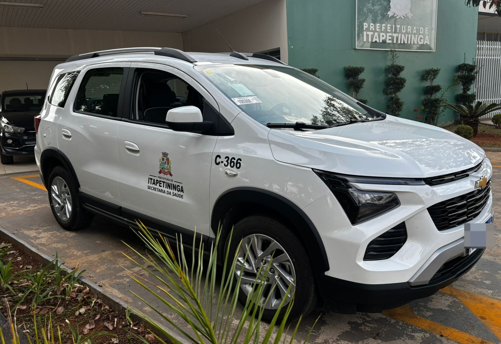 Secretaria de Saúde recebe veículo zero km para transporte de pacientes