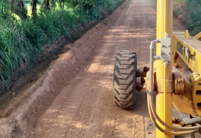 Estrada Manoel Maricato, no bairro Capão Alto, recebe nivelamento