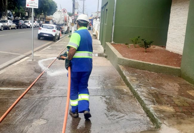 Realizada higienização em frente ao Hospital Dr. Léo Orsi Bernardes e Pronto Socorro