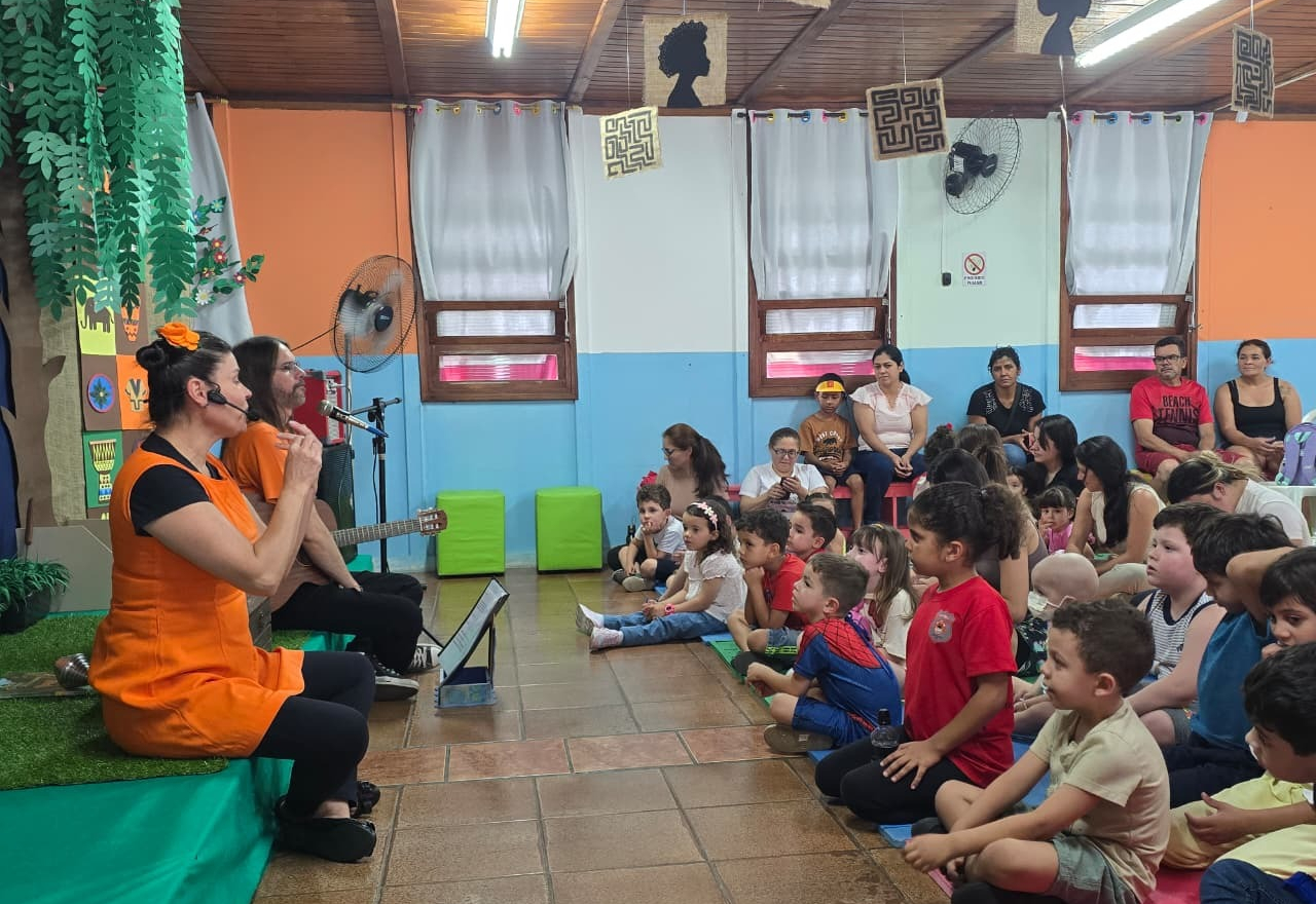 “Tarde de Histórias” reúne famílias em mais uma edição