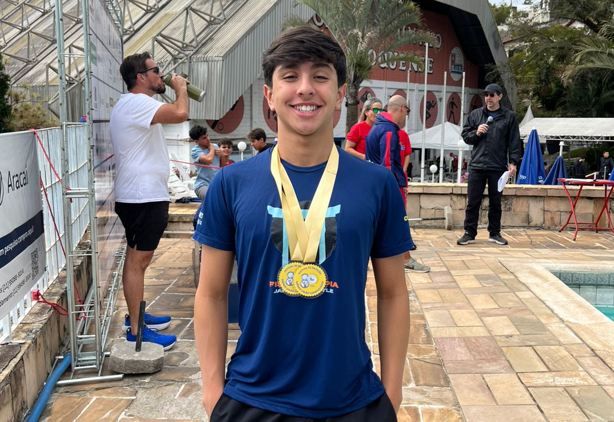 Atletas Gustavo Miranda e Estevão Vaz representam Itapetininga no Torneio Regional de Natação no Corinthians neste sábado, dia 27, em SP