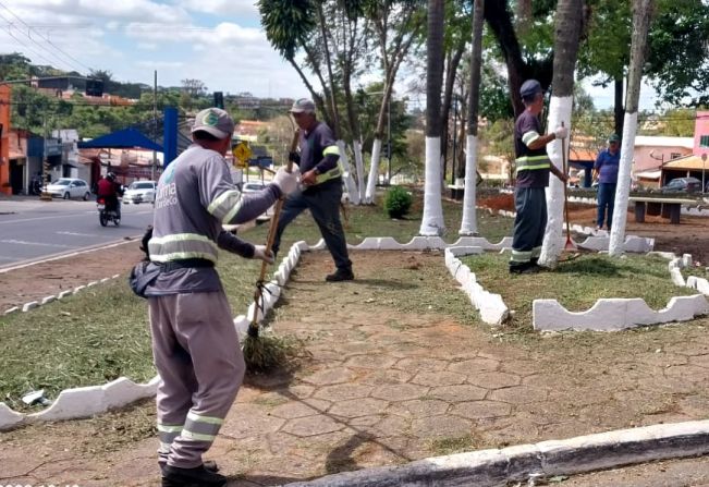 Prefeitura de Itapetininga realiza manutenção de limpeza e roçada em cinco bairros e área central