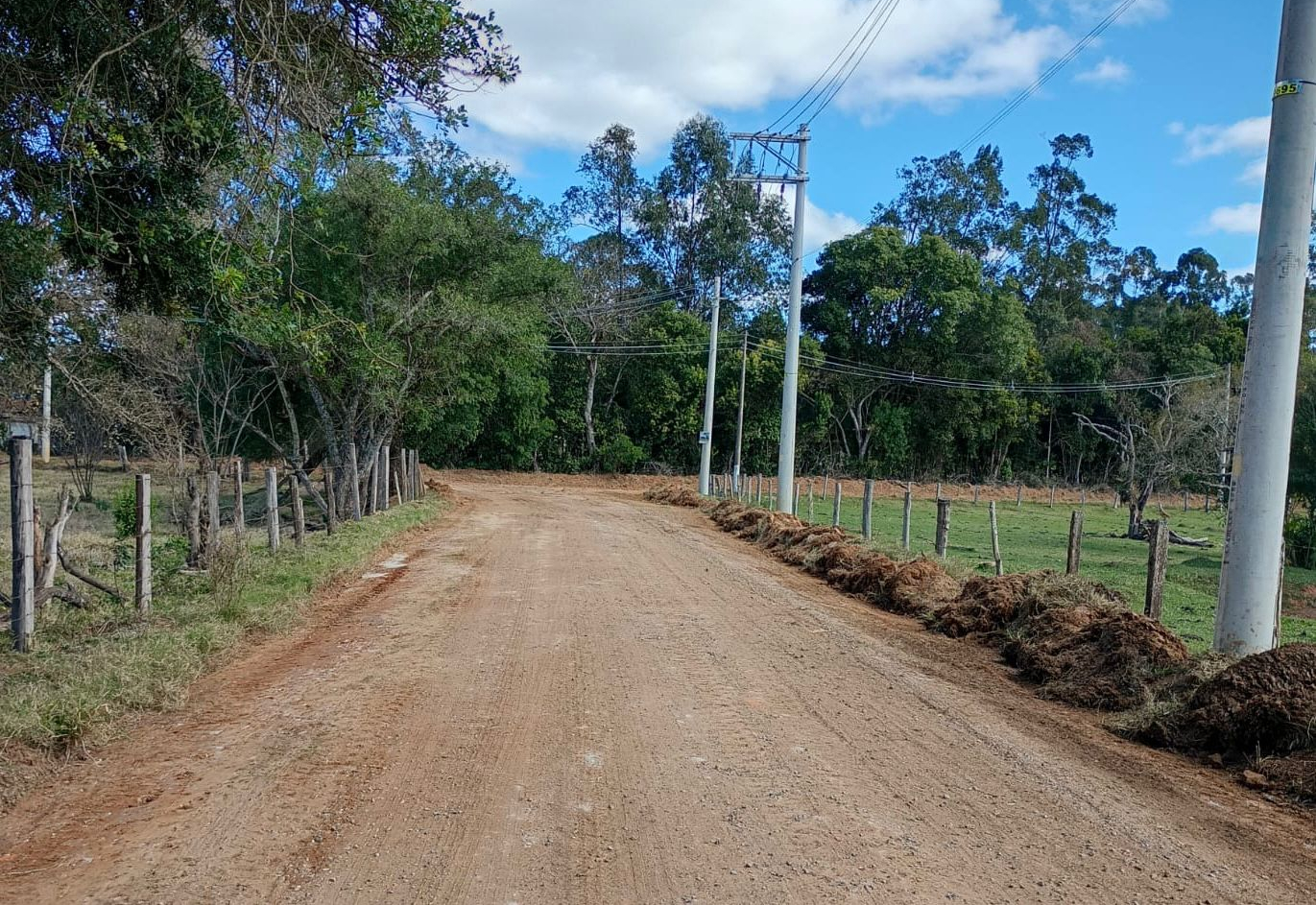 Secretaria de Serviços Públicos realiza manutenção em estrada rural entre os bairros da Pescaria e Rechã