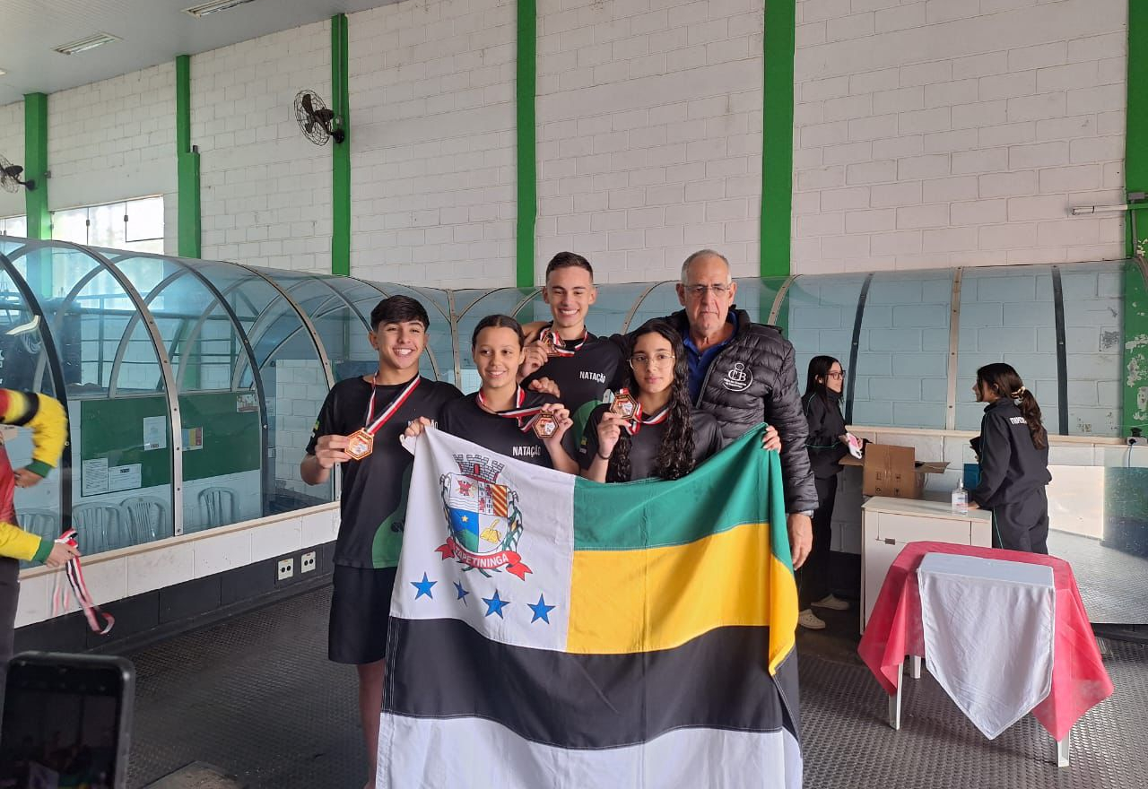 Atletas da Natação de Itapetininga sobem ao pódio nos Jogos Regionais e conquistam o Bronze no Nado Medley Equipe
