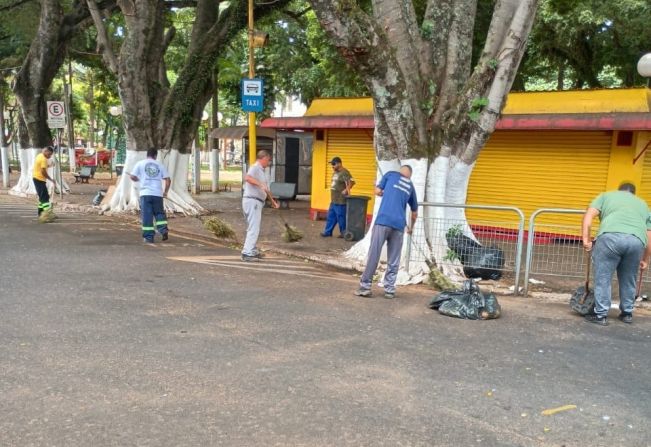Trabalhos de limpeza e manutenção da Prefeitura de Itapetininga têm equipes distribuídas na área central e nos bairros