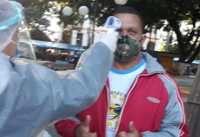Continuidade de ações de conscientização da Prefeitura de Itapetininga na feira livre aos domingos revela adesão de 90% no uso de máscaras