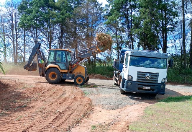 Estrada do Bairro Porto Velho recebe serviços de limpeza e nivelamento