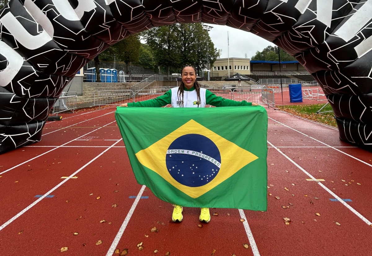 Atleta itapetiningana Camila Carvalho desembarca na Suécia para o Mundial de Corrida de Obstáculos (OCR)