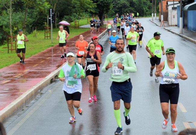 Sob chuva, 2ª etapa do Correr e Caminhar registra grande participação em Itapetininga