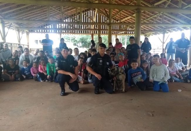 Crianças do Projeto Samuzinho visitam a sede da Guarda Municipal de Itapetininga e se encantam com demonstração da cadela Aika