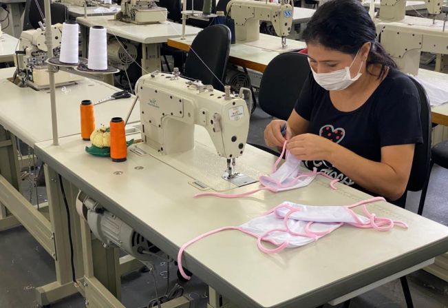 Costureiras trabalham na confecção de máscaras no Fundo Social de Solidariedade