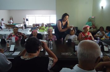 Espaço da Melhor Idade participa de curso de maquiagem e limpeza de pele