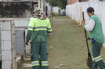 Cemitério Municipal recebe operação de limpeza