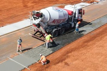 Prefeitura de Itapetinga continua com asfalto na nas vias do Lote Social, na Vila Sônia