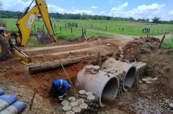Obras de construção de murro arrimo em estrada do bairro Sabiaúna avançam em ritmo acelerado