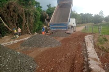 Obras de construção de murro arrimo em estrada do bairro Sabiaúna estão sendo finalizadas