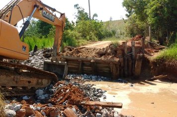 Equipe da Secretaria de Obras trabalha na ponte da Várzea