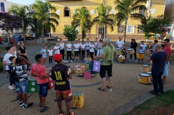 Projeto “Amigos da Alegria” faz a festa na Oficina de Carnaval no Largo dos Amores