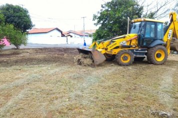 Máquinas fazem limpeza de área na Vila Barth II