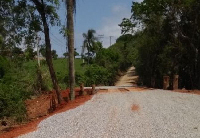 Secretaria de Obras recupera ponte de madeira do Gramadinho