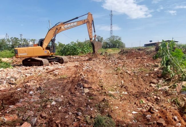 Prefeitura executa limpeza em área pública do Jardim Monte Santo