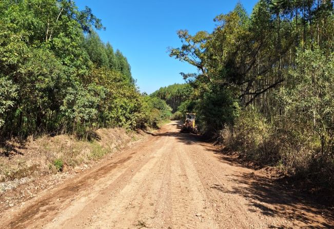 Secretaria de Serviços Públicos realiza manutenção com nivelamento de pista nos bairros rurais de Itapetininga