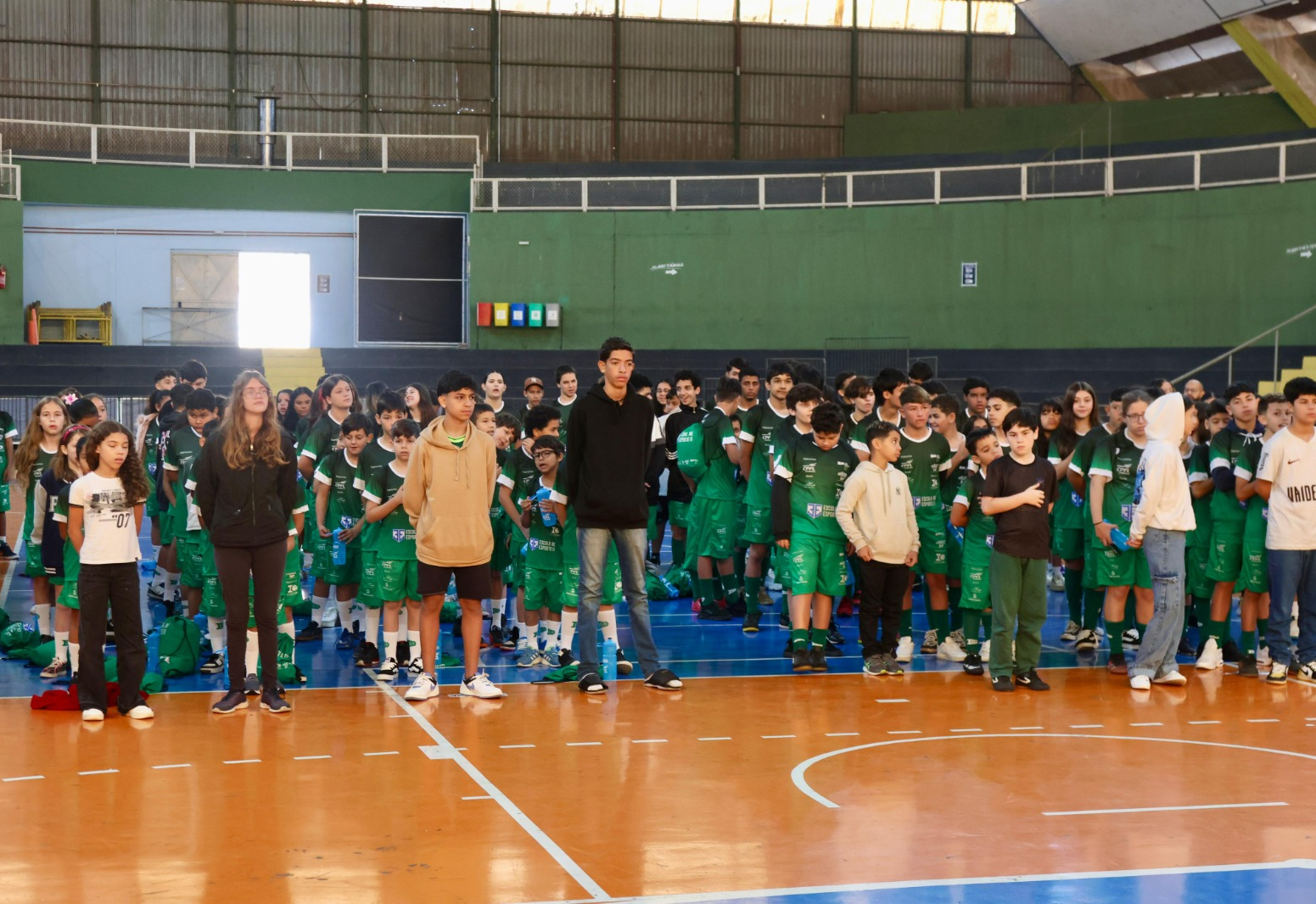 Mais de 400 atletas do Projeto “Esporte nas Escolas” recebem uniforme durante cerimônia no Ginásio “Ayrton Senna da Silva”, em Itapetininga