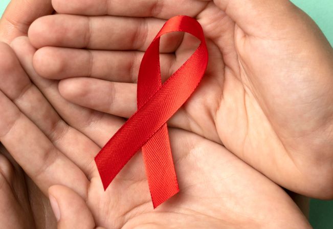 Dezembro Vermelho e Laranja: mês de conscientização sobre HIV/AIDS e câncer de pele