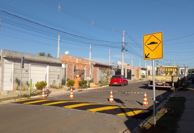 Secretaria Municipal de Trânsito de Itapetininga realiza intervenção no trânsito no Bairro Vida Nova 1 e pintura de solo no Jardim Itália