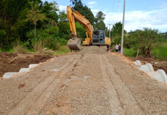 Obras na ponte entre Gramadinho e Varginha estão em fase final em Itapetininga